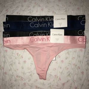 NWT L CALVIN KLEIN THONGS